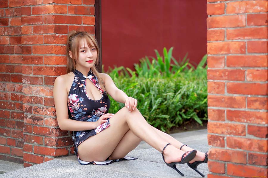 Girls in short dresses in Anshan