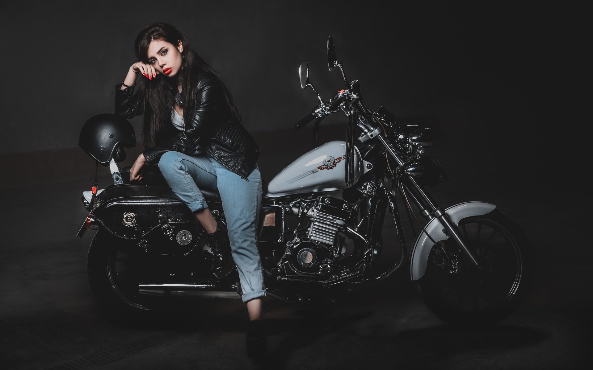 Biker girls: style and drive in Anshan