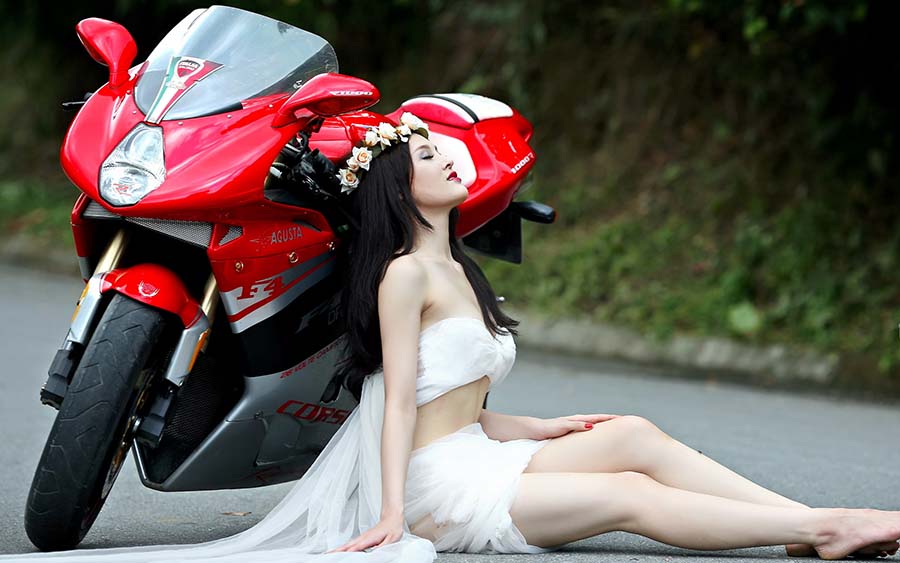 Beautiful girls and motorcycles in Anshan