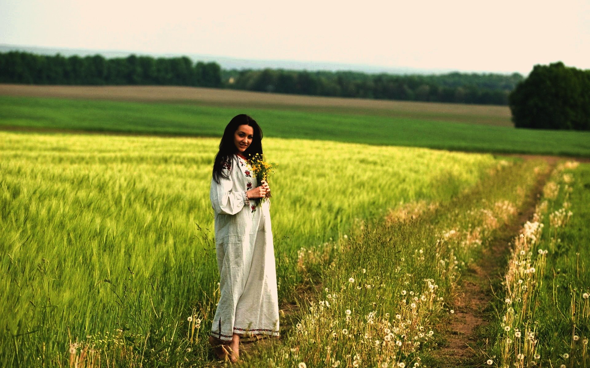 Women in Slavic costumes in Anshan