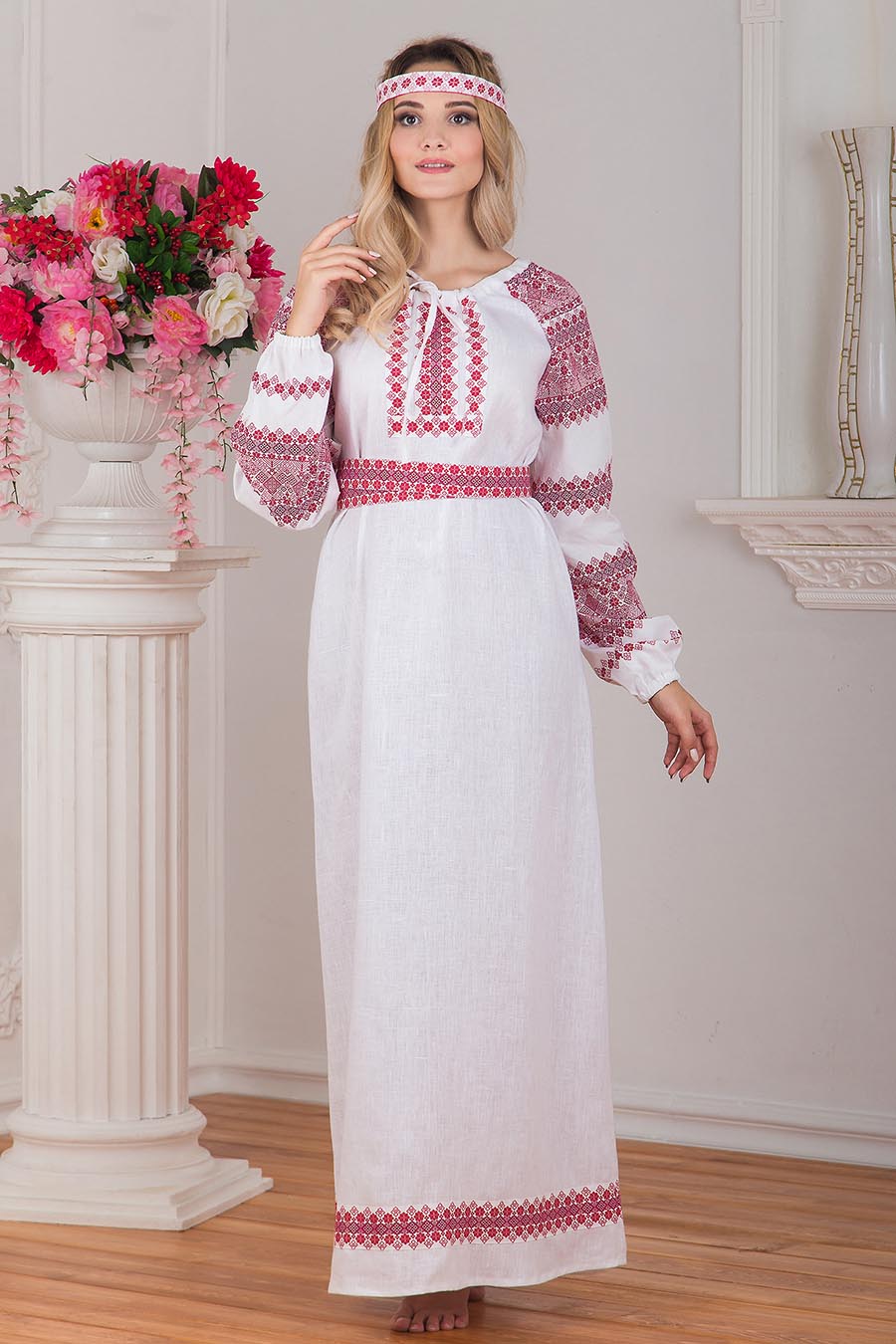 Women in Slavic costumes in Anshan