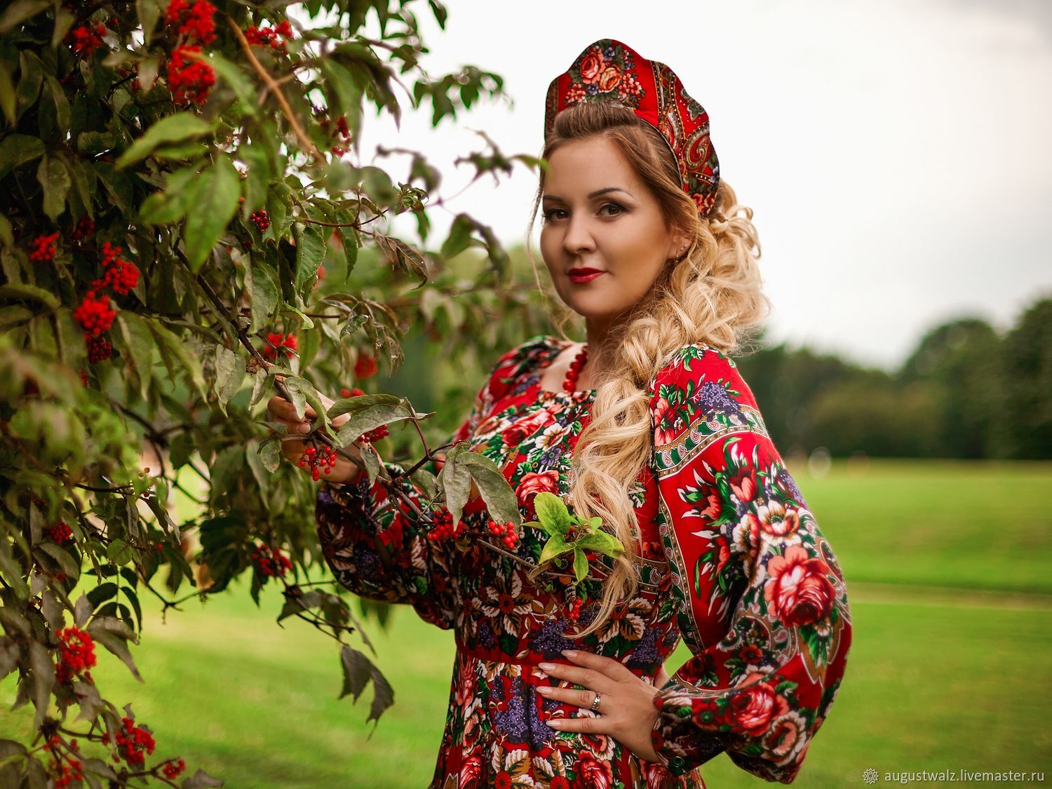 Women in Slavic costumes in Anshan