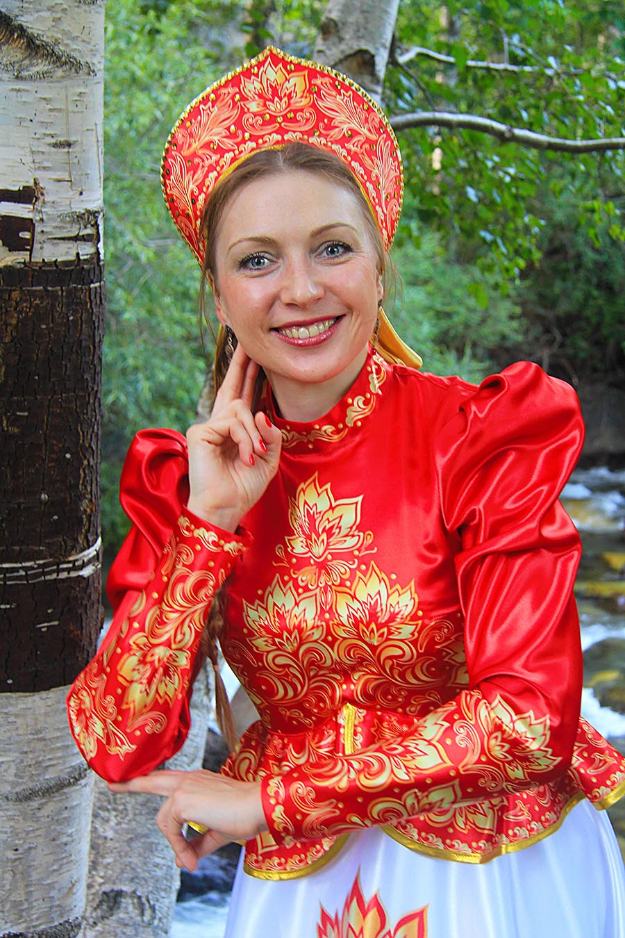 Women in Slavic costumes in Anshan