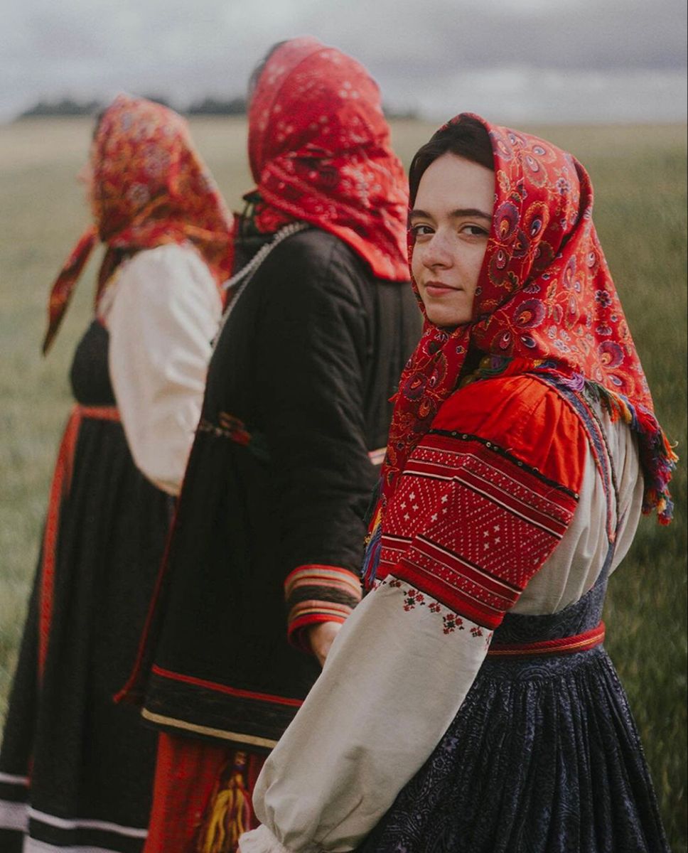 Women in Slavic costumes in Anshan