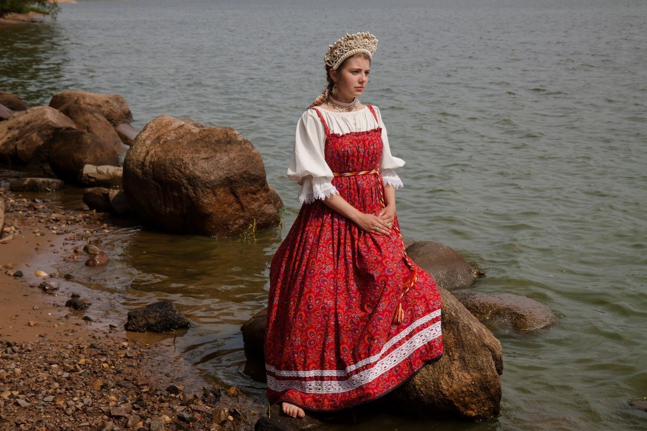 Women in Slavic costumes in Anshan