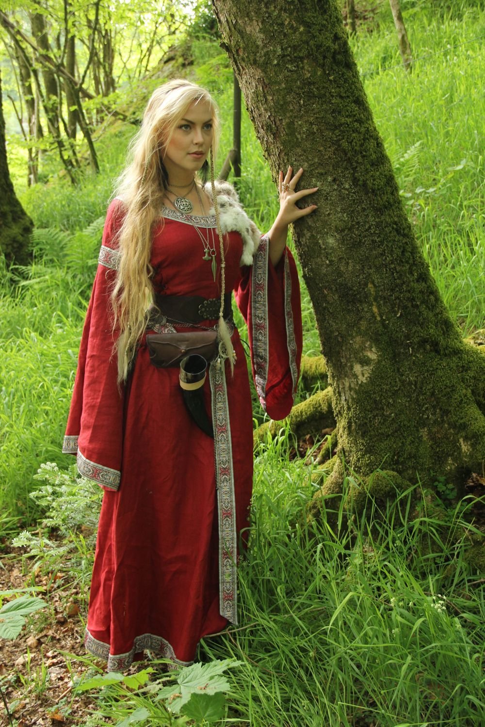 Women in Slavic costumes in Anshan