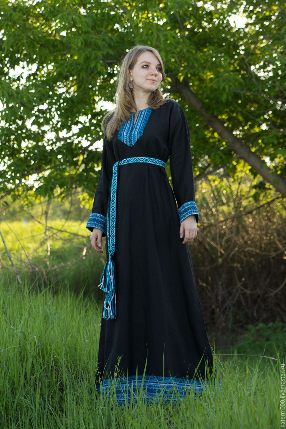 Women in Slavic costumes in Anshan