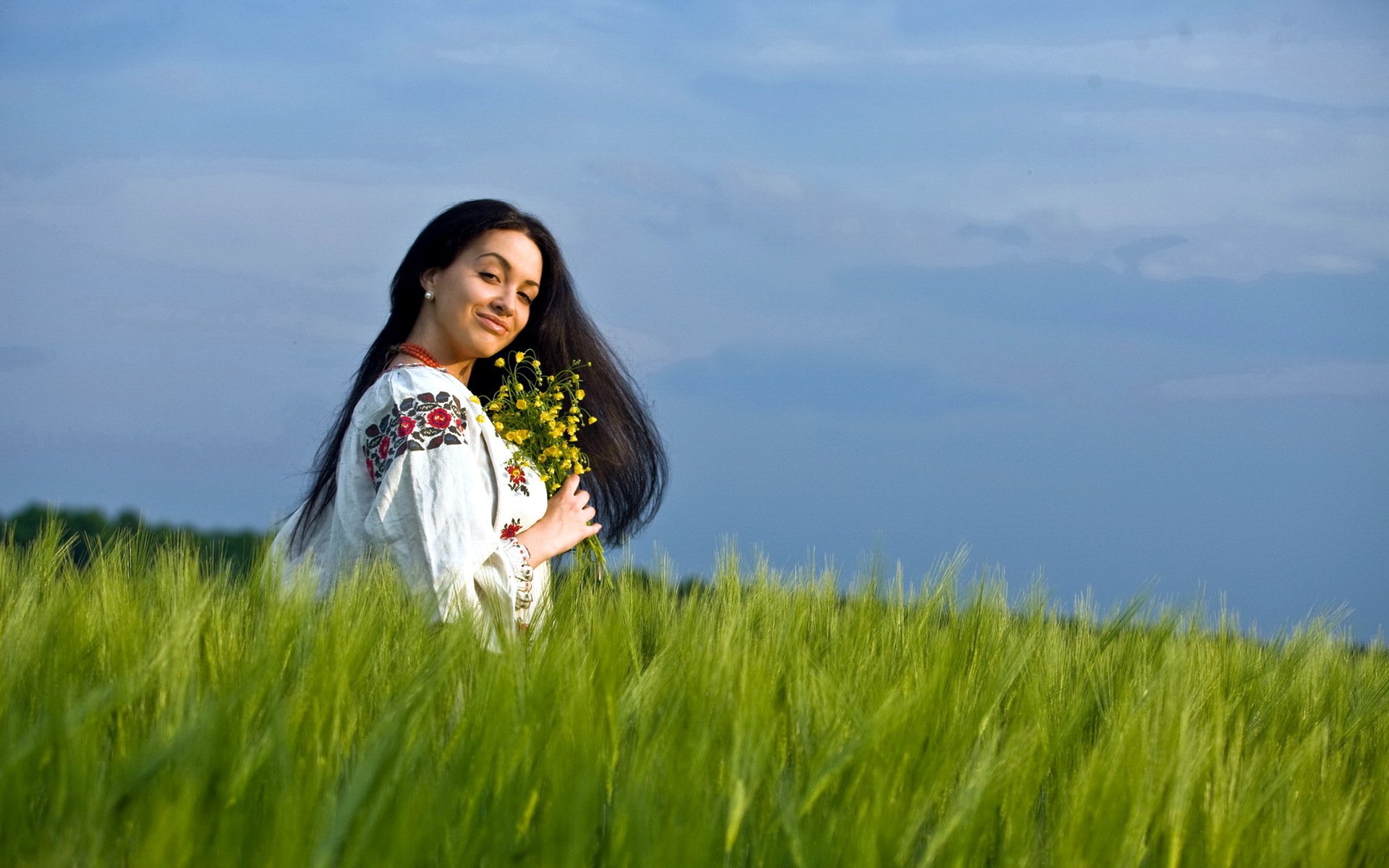 Girls in Slavic costumes in Anshan