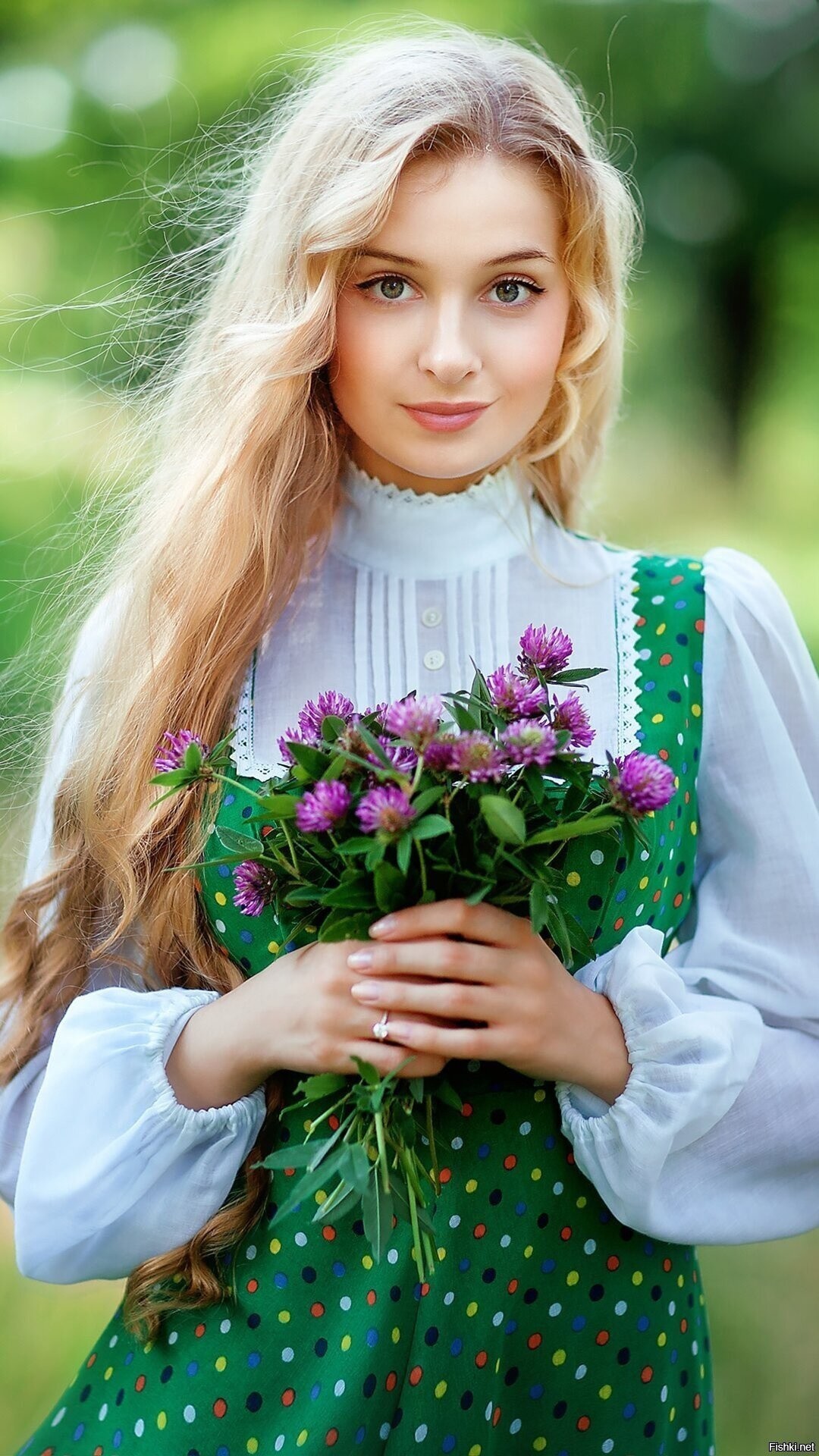 Girls in Slavic costumes in Anshan