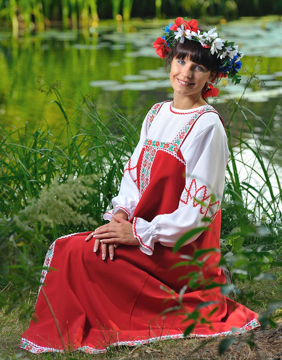 Beautiful girl Girls in Slavic costumes in Anshan